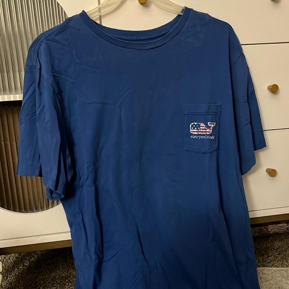 Men’s Size M Vineyard Vines pocket tee
